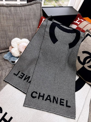 Chanel香奈兒大雙c字母logo黑灰拼色披肩圍巾，擱置品
