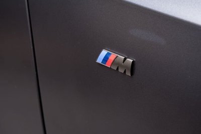 【歐德精品】現貨.德國原廠BMW M Logo鈰灰色 標誌 葉子板F40 F44 G20 G21 G01 G02 G29
