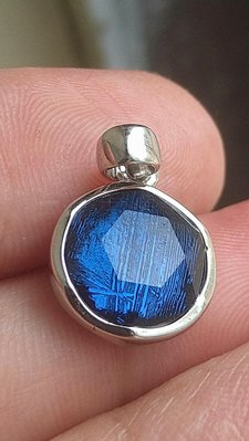 天鐵隕石 寶藍色天鐵大衛星 天鐵上的維德曼交角花紋超明顯 亮麗的寶藍色 鎳鐵隕石天鐵大衛星天鐵墜 雙面白水晶包裹925純銀包框