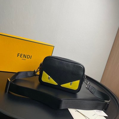 ❤小鹿嚴選❤正品現貨FENDI男包時尚斜挎包2021新款韓版個性黃眼小怪獸相機包手拿兩用
