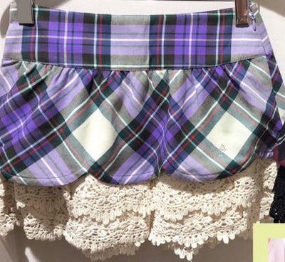 （B082） 全新Scottish House～秒殺斷貨款，紫白格紋布蕾絲拼接格紋花瓣蛋糕裙～內裏褲子～L號