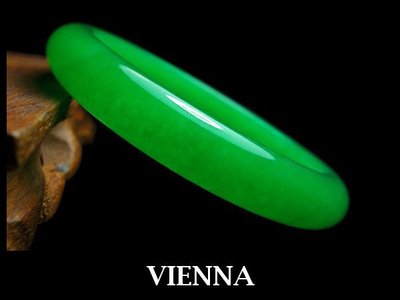 【VIENNA】《手圍19.5/14mm版寬》緬甸玉冰種亮眼濃葉綠翡翠玉鐲手鐲C%