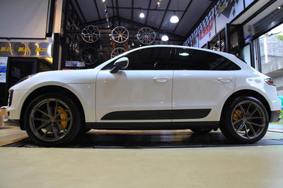 PORSCHE Macan S安裝台製鍛造21吋鉑金色GT鋁圈+米其林輪胎+STEK 內裝保護貼+四出尾飾管