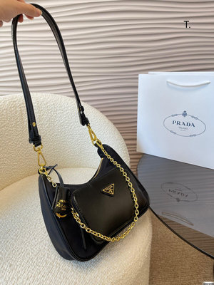 【一品香包】新款Prada腋下包 水桶包單肩包斜背包 充滿了不一樣的帥氣感  配盒