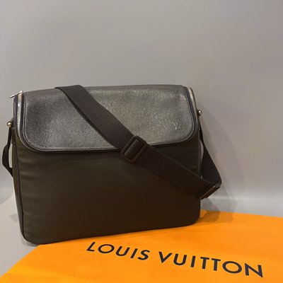 【哈極品】美品 《 Louis Vuitton LV 黑色TAIGA布拼皮 掀蓋斜背包/肩背包/男包》