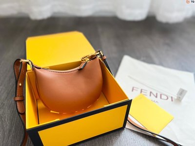【熱賣精選】  Fendi 22春夏秀款 超美月牙腋下包 棕色手腕包 尺寸15.6.11 折疊盒 含購證明星同款