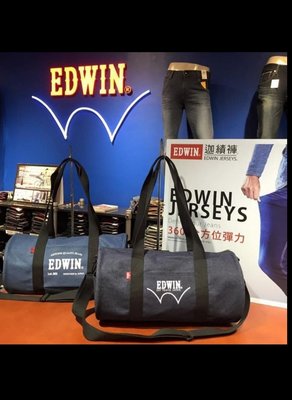 7-11X EDWIN 聯名經典丹寧牛仔帆布，圓筒包一淺色。