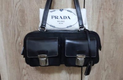 (己售出) PRADA鎖頭雙口袋 手提/側肩背包 近新收藏 附原廠防塵袋/鎖頭組 2.5折出清 粉絲回購價 5800