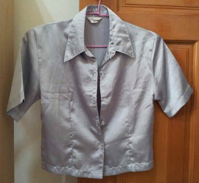 (A1) Bigone 銀灰緞面短版短袖襯衫/罩衫小外套~(F)~99元起標~