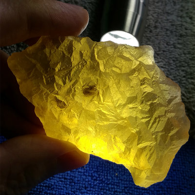 [友克鑫礦業]fh05約重110.6g精選黃螢石 全透光無母岩 黃色螢石 原礦