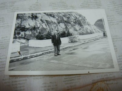 【早期老照片】民國50年代 冰山雪地(老椅子) 6.5X9 公分