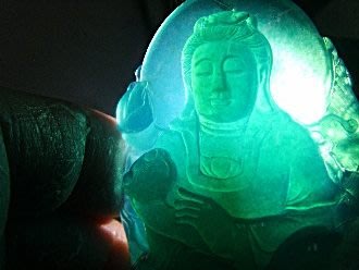 [ 綺緣精品 ] 天然台灣藍寶放光玻璃種 -- 蓮花如意觀音-- 312克拉-- 附證書