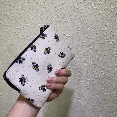 Koala海購 COACH 26652 新款可愛蜜蜂印花L型拉鏈零錢包 手挽包 超萌可愛手拿包 錢包