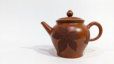 【不動茗壺】台灣鶯歌手拉胚茶壺---吳國榮 楓葉壺