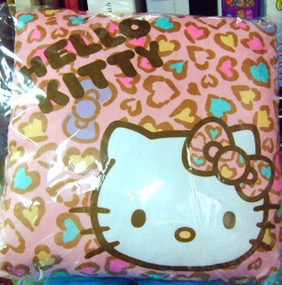 【街頭巷尾】三麗鷗 正版 hello kitty 凱蒂貓 方形抱枕 靠枕 娃娃 抱枕 (愛心款)