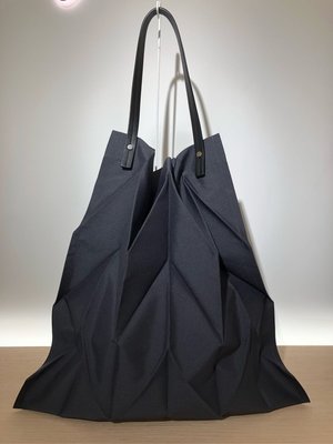 已售出 Iittala X Issey Miyake 背袋 54 x 52 cm 皺摺購物袋 全新品