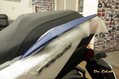 Dr. Color 玩色專業汽車包膜 YAMAHA Force 細紋自體修復消光透明犀牛皮_扶手