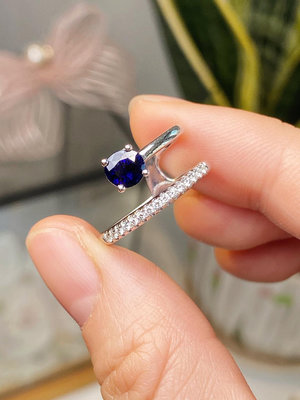設計款藍寶石戒指！藍寶石重1克拉，是頂級色皇家藍，18K金鑲4564