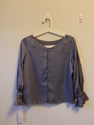 日本品牌 PROPORTION BODY DRESSING 氣質款 光澤感灰紫色喇叭袖上衣 M號 全新轉售