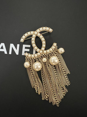 Chanel大logo珍珠流蘇胸針，嘎嘎新，絕美的一只～10