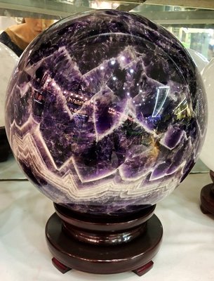 光工水晶阿賽斯特萊 夢幻紫水晶球29cm  梅爾卡巴揚升球柱千層金字塔冥想開發松果體第三眼招財擺飾紫雲母