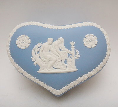 【二 三 事】英國製Wedgwood淺藍色碧玉浮雕心型珠寶盒、置物盒(大型)