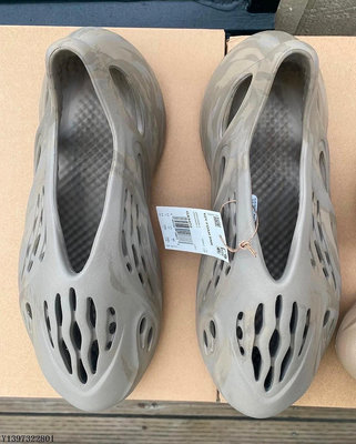Adidas originals Yeezy 灰粽 鼠尾草 時尚 休閒鞋 洞洞拖鞋 GX44【ADIDAS x NIKE】