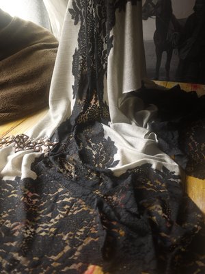 【喀什米爾 蕾絲 圍巾 披肩：典雅灰褐+感性黑蕾絲】Cashmere 鑽石織紋 低調奢華浪漫極品