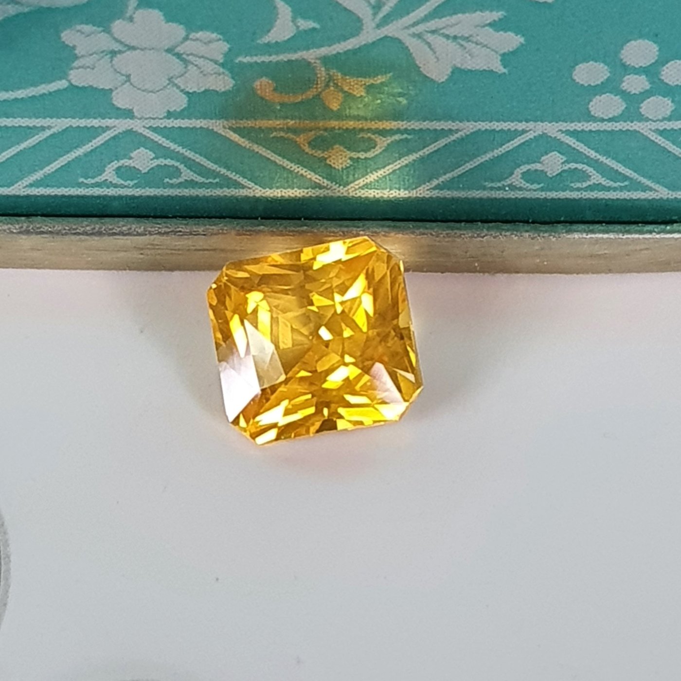 0.074ct Fancy Intense Yellow Green SI-2-