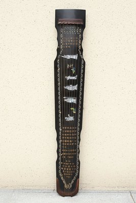 珍藏木胎漆器彩繪鑲貝殼民族古琴樂器，古琴長度123厘米，寬20厘米，厚10厘米，144000