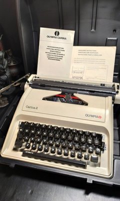 早期古董打字機-全新OLYMPIA Carina2打字機 (日製/古董/老物/擺飾/裝飾/擺件/拍戲/道具/劇組/收藏)