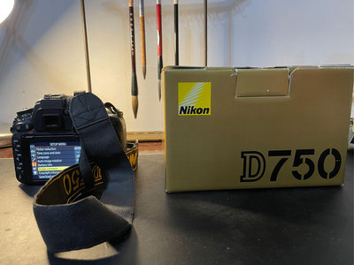 Nikon d750 水貨；原包裝盒配件完整，快門數2萬多；有使用痕跡；操作介面只有英文和日文