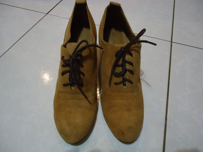 La new台灣製SAH天皮棕色踝靴,Size:245B,跟高:6.5cm少穿,有使用痕跡,出清大降價,鞋內長:24cm