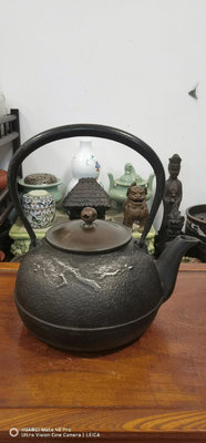 日本回流，南部盛榮堂老砂鐵壺。雙面松枝立體浮雕畫片，精工細膩