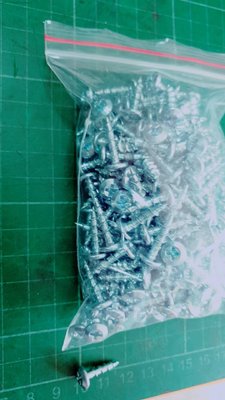 電鍍的水泥螺絲 18mm大約250支無須塑膠塞子鑽孔後直接鎖(如物品太重的-請用壁虎喔!安全最重要)  物品如下: