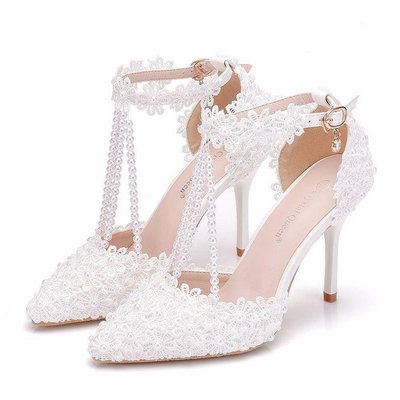 XSHXY·大尺碼白色蕾絲婚鞋一字式腕帶新娘鞋細跟尖頭拍婚紗鞋女涼鞋 -寶藏包包
