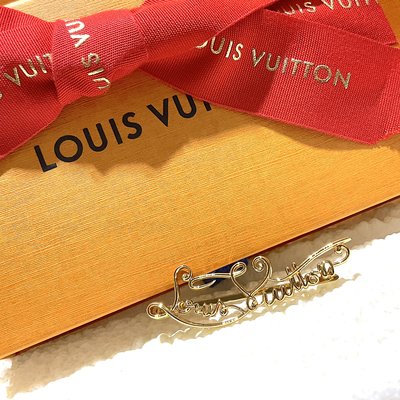 二手旗艦 LOUIS VUITTON LV 字紋 書寫字體 金色 髮夾(公益店)12803