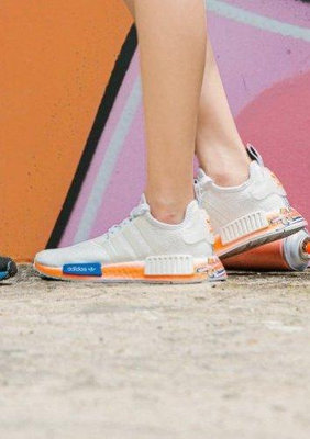 (smart)Adidas愛迪達 NMD R1 Boost 新款 白橘 涂鴉 潮流 訓練 慢跑潮鞋 情侶潮鞋 FV7852公司級