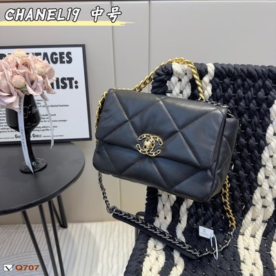 【二手包包】中號  全套Chanel 19小羊皮 小香牛皮品質最近好多明星都在背Chanel 19 這款包是 NO.7834