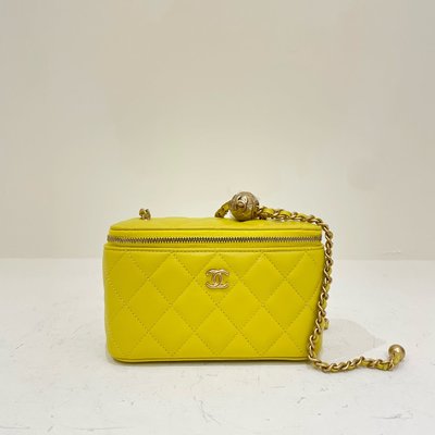 Chanel  黃色 長方盒子 化妝包 小羊皮 金球《精品女王全新&amp;二手》