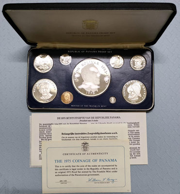 1975年巴拿馬精制幣套幣，共9枚其中3枚銀幣（3枚均為92