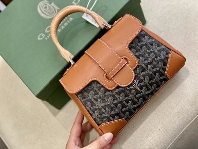 【日本二手】禮盒裝GOYARD 戈雅代表性的包款  西貢包手機，口紅，卡包，粉餅，鑰匙都能放，常實用尺寸：21.1417984