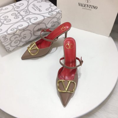 【MOMO全球購】Valentino 大V扣系列尖頭包跟高跟涼拖鞋 細跟中跟鞋