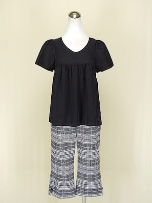 貞新LOWRYS FARM 日本 黑色圓領短袖緞面上衣F號+KIKI 專櫃 黑色格紋棉質七分褲M(38號)(52783)
