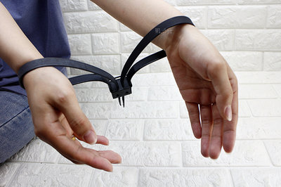 [01] 束帶 手銬 附 專用鑰匙 黑 管束帶 約束帶 塑膠手銬 警用手銬 束線帶 紮帶 綁帶 綁繩 綑綁 生存遊戲