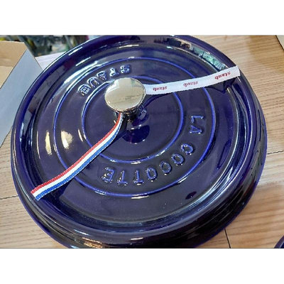 法國製 Staub 26cm 5.2L 皇家藍鑄鐵鍋琺瑯鍋湯鍋 燉鍋 大容量+雙陶瓷碗禮盒組 深藍現貨 禮物法國製