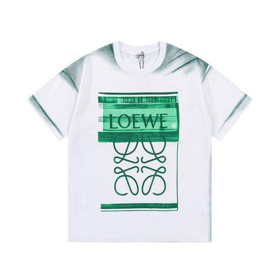 Leann代購~LOEWE 23夏季數碼噴印滿印logo男士短袖T恤復古風格百