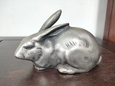 (日式工藝品)鐵鑄兔子一隻(A796)