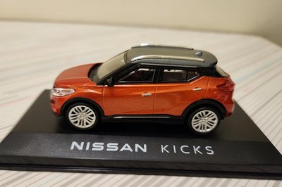 Nissan KICKS 模型車 可發光合金迴力車
