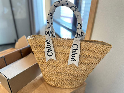 【二手包包】包裝chloe這個新款草編包菜籃子印logo的手提袋和皮肩帶還有草編的組合真的好清爽炒適合海邊， NO179719